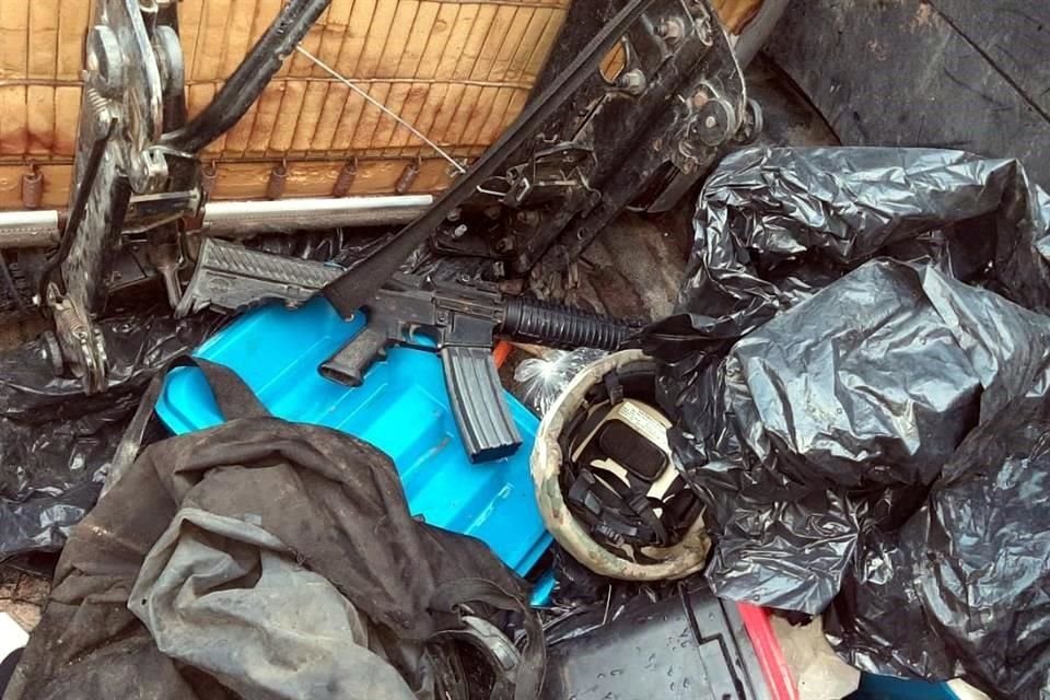 Se aseguraron armas, cargadores y cartuchos, así como una tercera camioneta con placas de Texas, además de ponchallantas.