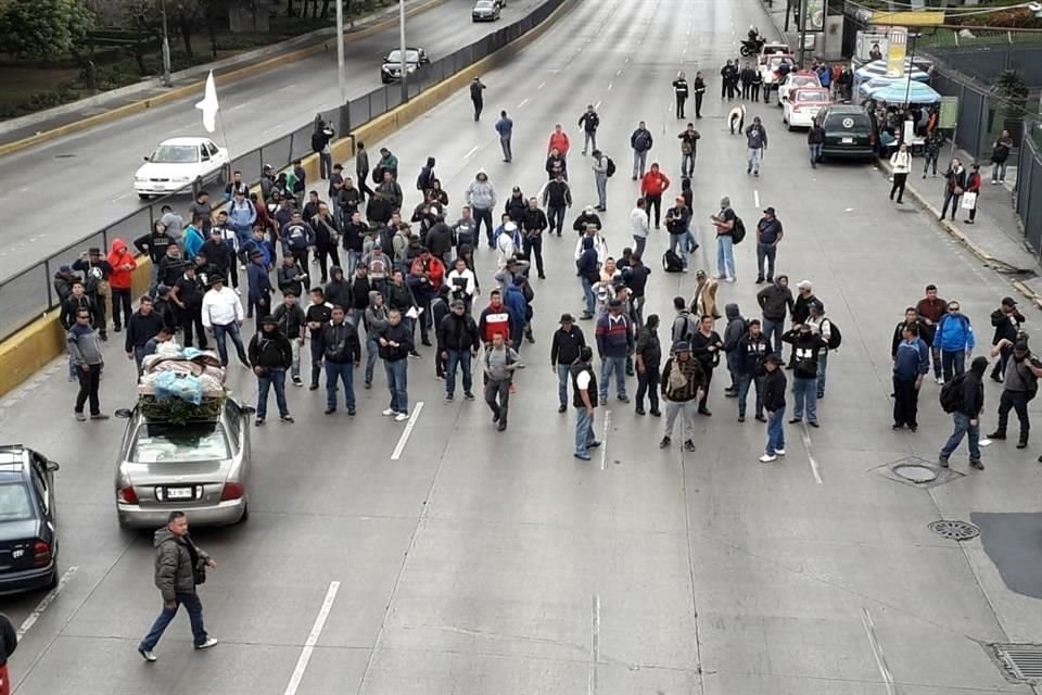 Policías federales rebeldes bloquean Circuito Interior en inmediaciones de la Terminal 1 del AICM.
