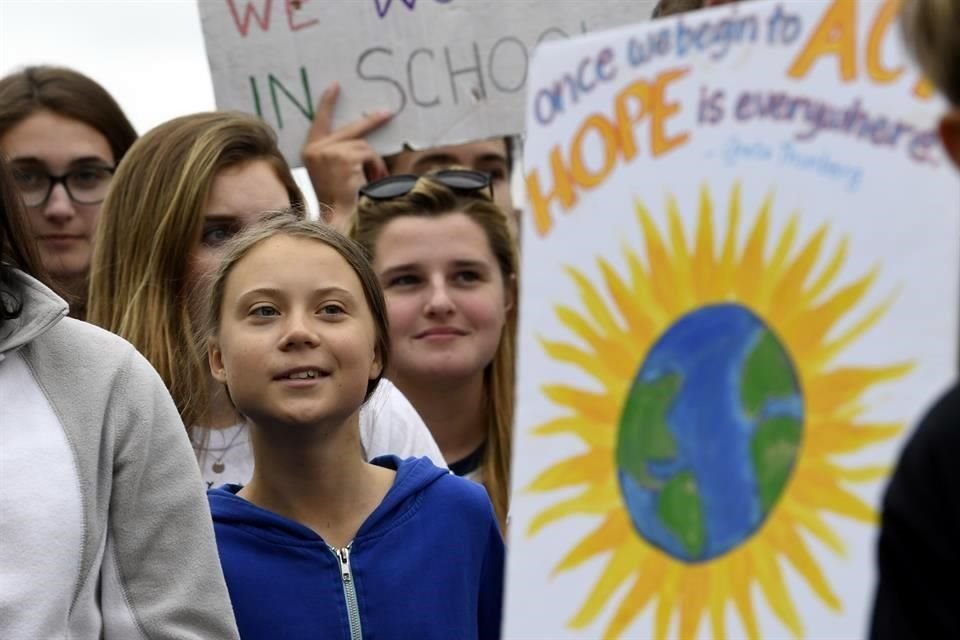 Thunber, de 16 años, se sumó a los jóvenes de Fridays For The Future en la protesta frente a la Casa Blanca.