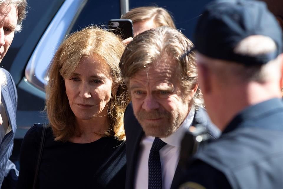 Felicity Huffman deberá permanecer dos semanas en prisión, además de que deberá pagar 30 mil dólares y hacer 250 horas de servicio comunitario.