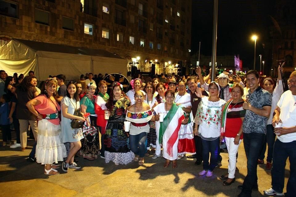 La mayoría de los presentes en el Centro Histórico acudió con atuendos típicos de las Fiestas Patrias.