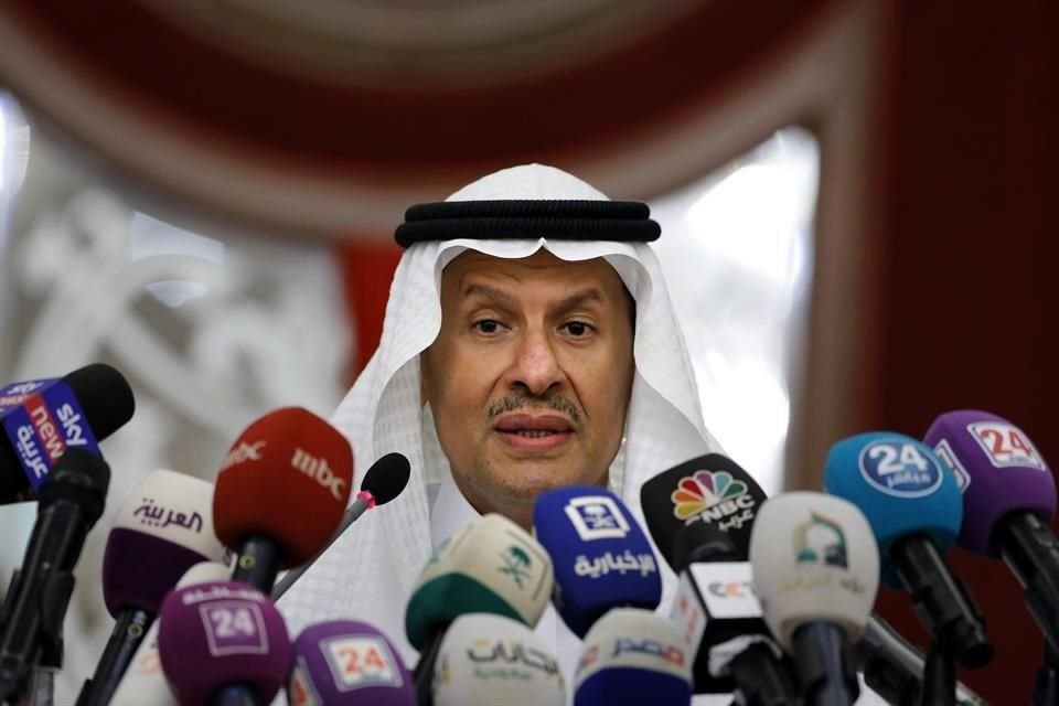 El Príncipe Abdulaziz bin Salman, Ministro de Energía de Arabia Saudita, en la conferencia de prensa en Jiddah.