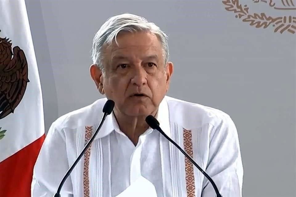 El Mandatario también prometió terminar una carretera en Hidalgo.