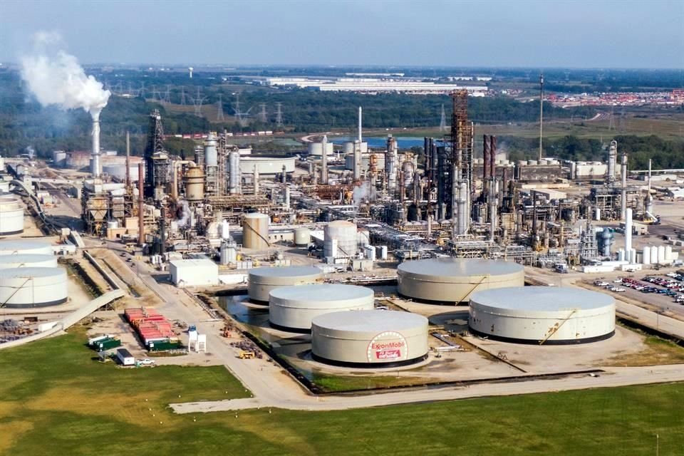 Ayer, el API reportó que las existencias petroleras en Estados Unidos subieron en 592 mil barriles la semana pasada, a 422.5 millones de barriles.