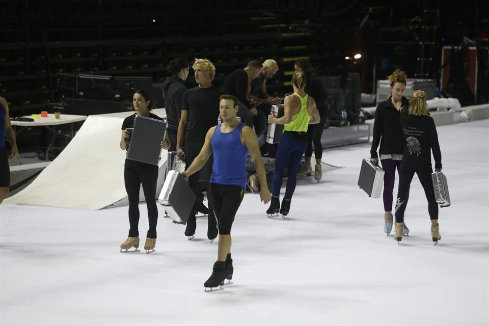 43 artistas en escena darán prueba de sus habilidades sobre hielo.