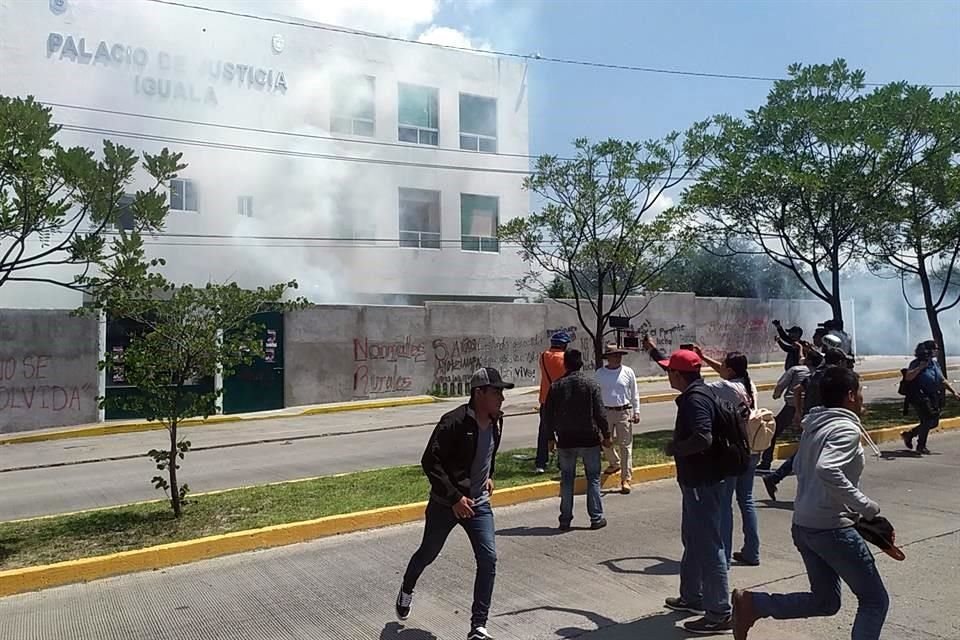 Tras el acto de protesta, los estudiantes se retiraron rumbo a Chilpancingo.