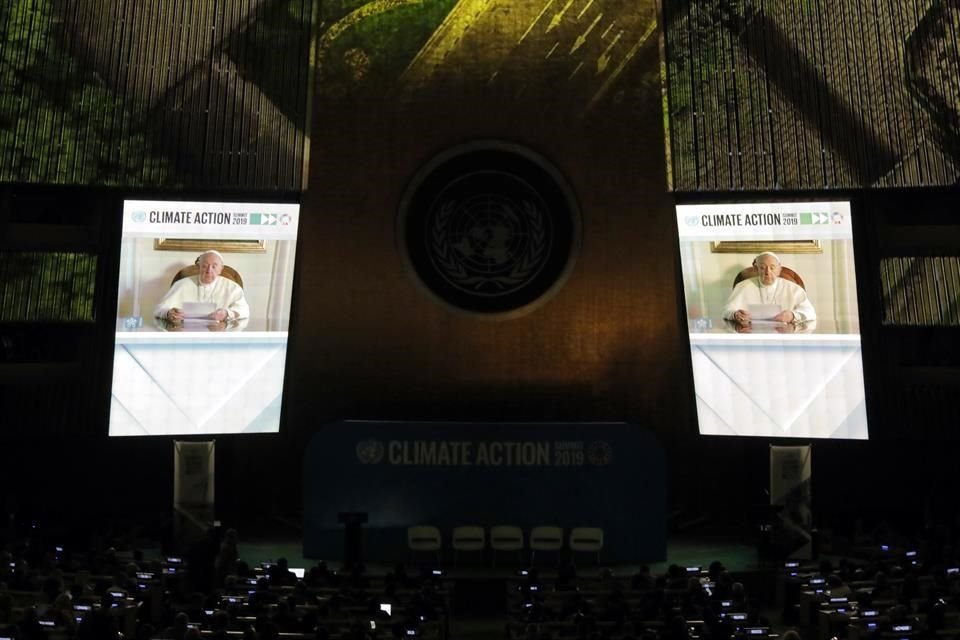 Francisco apareció en un mensaje en video durante la cumbre.