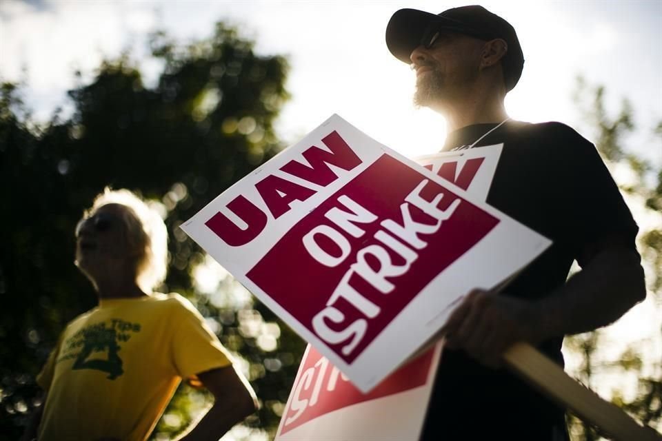 La huelga de cerca de 49 mil trabajadores de General Motors en Estados Unidos se encamina a su segunda semana.