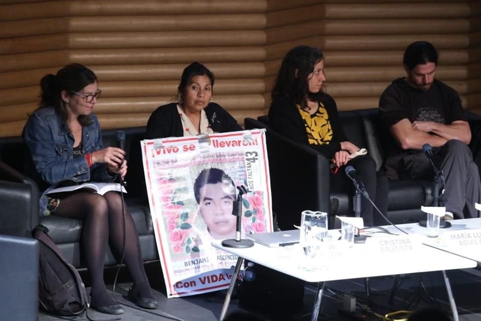 Cristina Bautista, madre de Benjamín Ascencio Bautista, durante un conversatorio en el Museo Universitario de Arte Contemporáneo (MUAC).