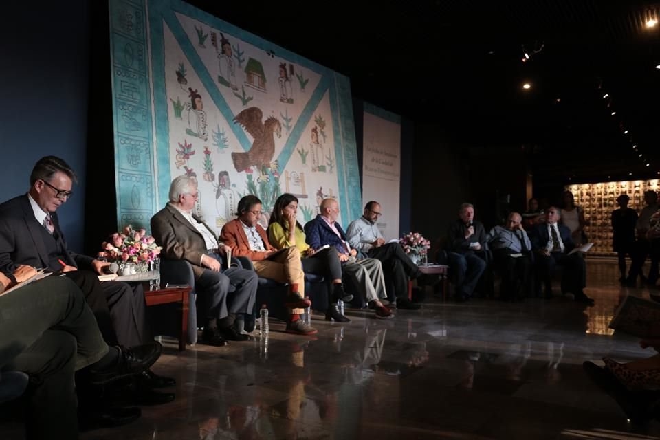En la discusin, participaron tambin Patrick Johansson, Rodrigo Martnez Baracs y Luis Humberto Barjau Martnez, consejero honorario de la Memoria Histrica y Cultural de Mxico.