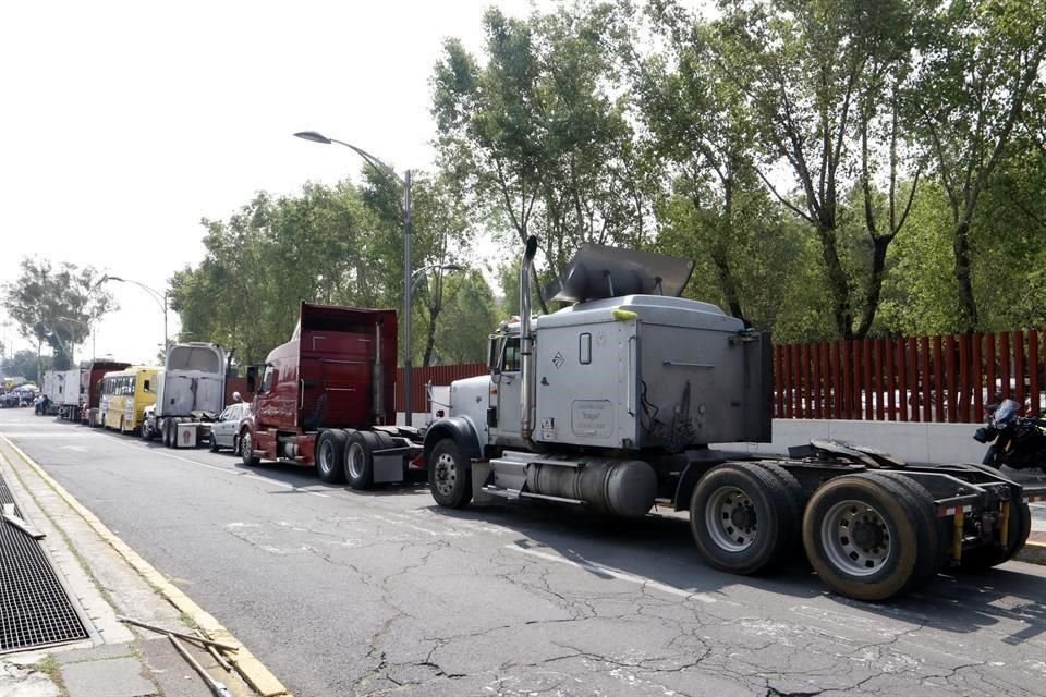 Desde temprana hora, cerca de 60 unidades se estacionaron sobre la calle de Zapata, afuera de la Cámara de Diputados.