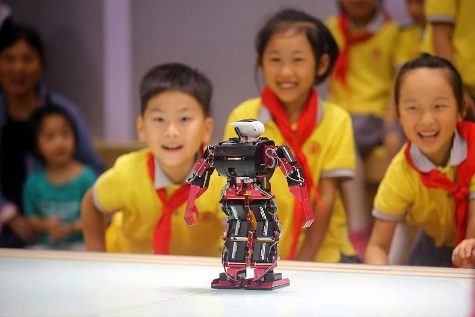 En la ciudad Nantong, de la provincia de Jiangsu, un grupo de niños participan de una exhibición de robots, 7 de septiembre del 2019.