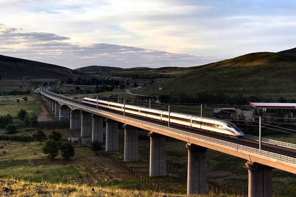 El 21 de junio del 2019, en Ulanchabu, ciudad de Mongolia Interior, avanza el Fuxing -tren de pasajeros de alta velocidad- en su recorrido Zhangjiakou-Hohhot.