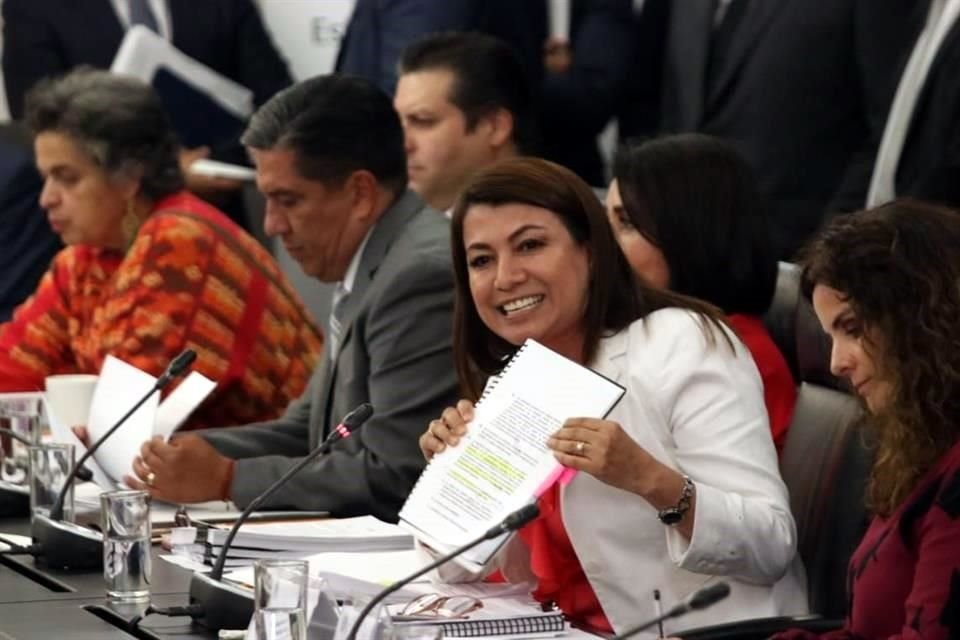 Saldaña, que también destacó ser maestra pero estar a favor de la calidad educativa, también criticó la inclusión del sindicato en los procesos de evaluación o valoración de los docentes.