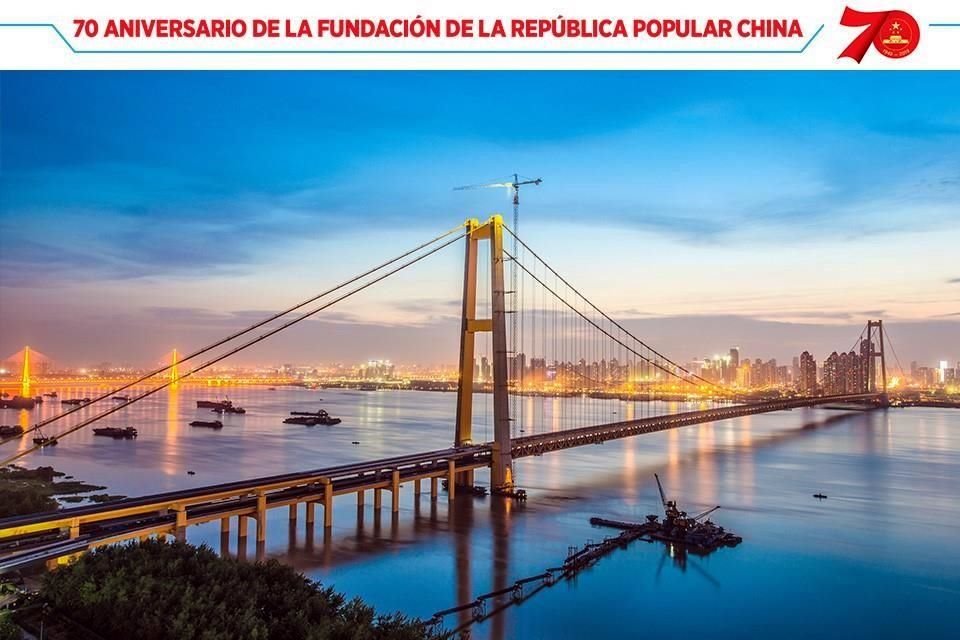 El puente del río Yangtsé del puerto Yangsi, ciudad de Wuhan, capital de la provincia de Hubei.