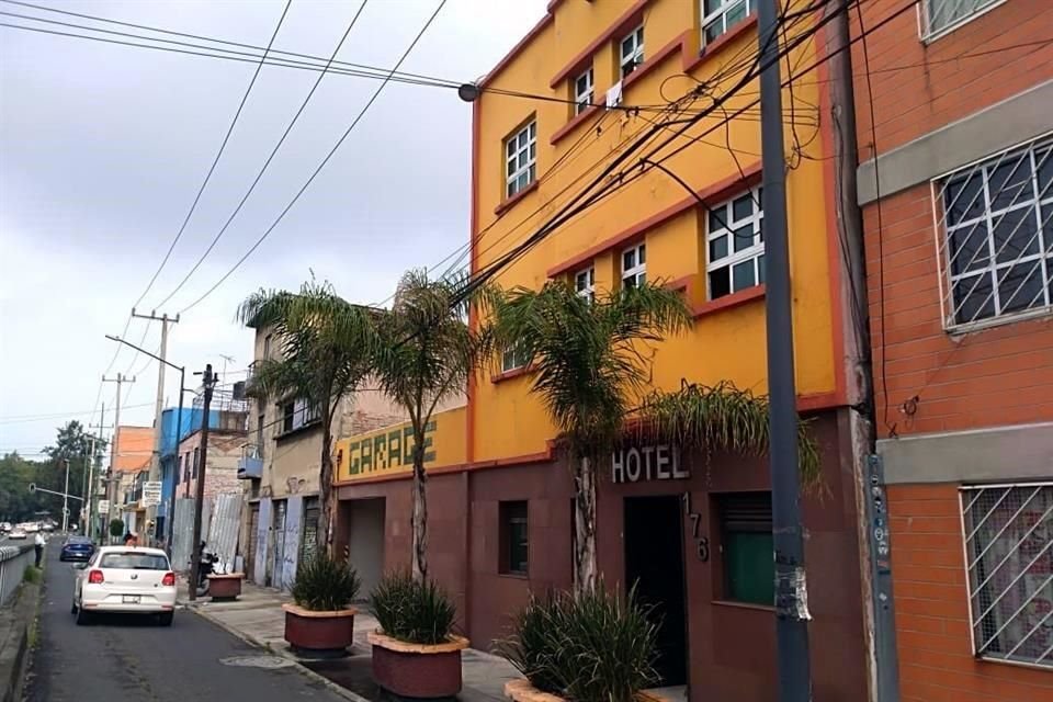 Paramédicos llegaron al lugar, casi esquina con Calzada San Antonio Abad, y confirmaron que la mujer no presentaba signos vitales.