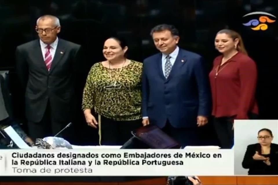 Los nuevos Embajadores tras rendir protesta ante el Pleno de la Cámara alta.