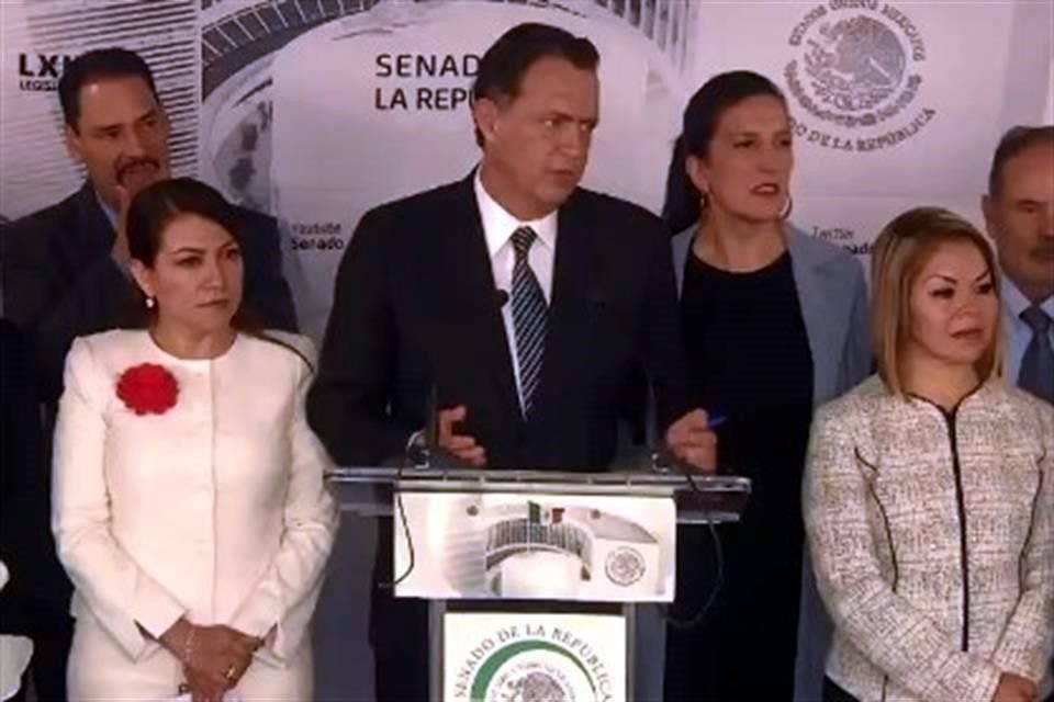 El coordinador de los senadores panistas, Mauricio Kuri, en conferencia.