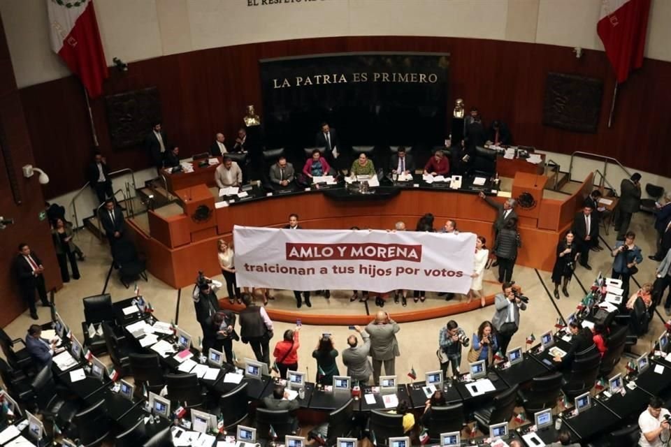 Protestas de la Oposición durante el debate de las leyes educativas.