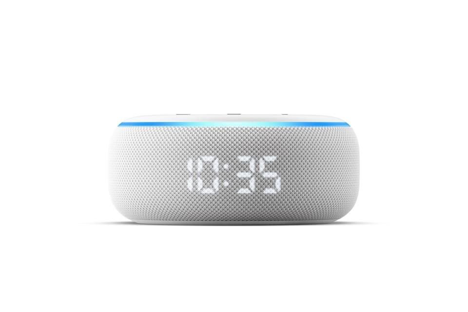 El Echo Dot con reloj toma la silueta del Echo más vendido pero ahora integra una pantalla LED brillante y sencilla que se ajusta a la luminosidad del espacio