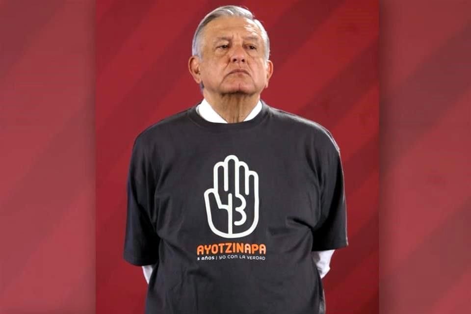 El Presidente López Obrador se presentó en su conferencia matutina portando una playera gris con la leyenda: 'Ayotzinapa. 5 años. Yo con la verdad'.