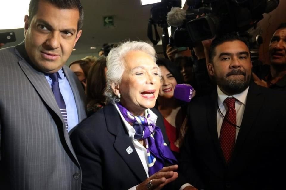 Sánchez Cordero a su llegada al Senado, acompañada del subsecretario Peralta.