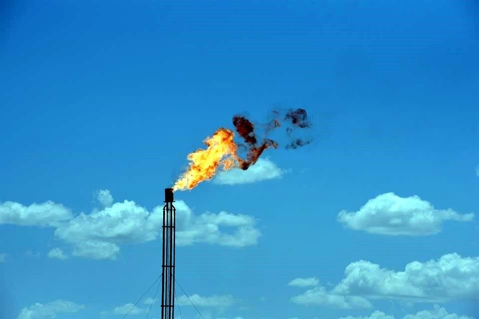 Los precios también fueron arrastrados por una recuperación más rápida que lo esperado del bombeo de Arabia Saudita después de los ataques sufridos en dos de sus plantas de procesamiento de crudo, además de un sorpresivo aumento de 2.4 millones de barriles en los inventarios de petróleo. 