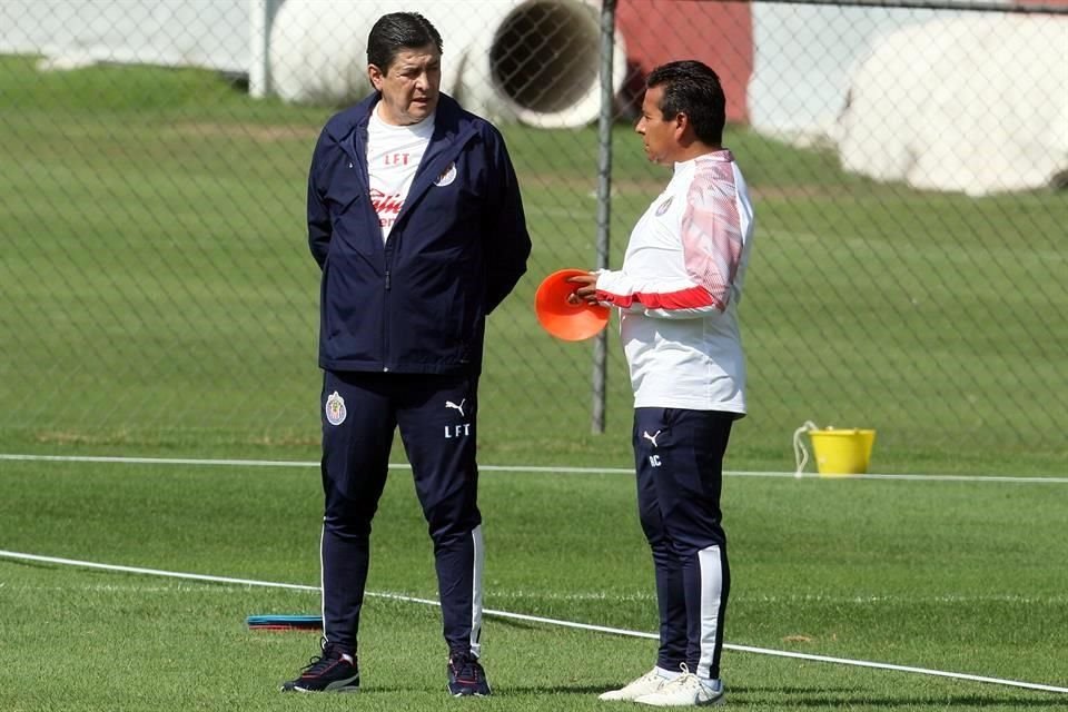 En su primer entrenamiento, Luis Fernando Tena se apoyó en Alberto Coyote, técnico de la Sub 20 de Chivas.