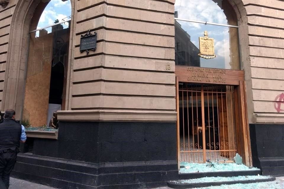 Destrozos en el edificio de la representación del Gobierno de NL.