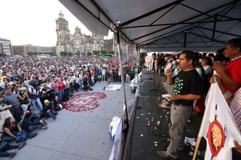 Familiares, sindicatos y estudiantes arribaron al Zócalo tras marchar desde el Ángel a cinco años de la desaparición de los 43 normalistas.