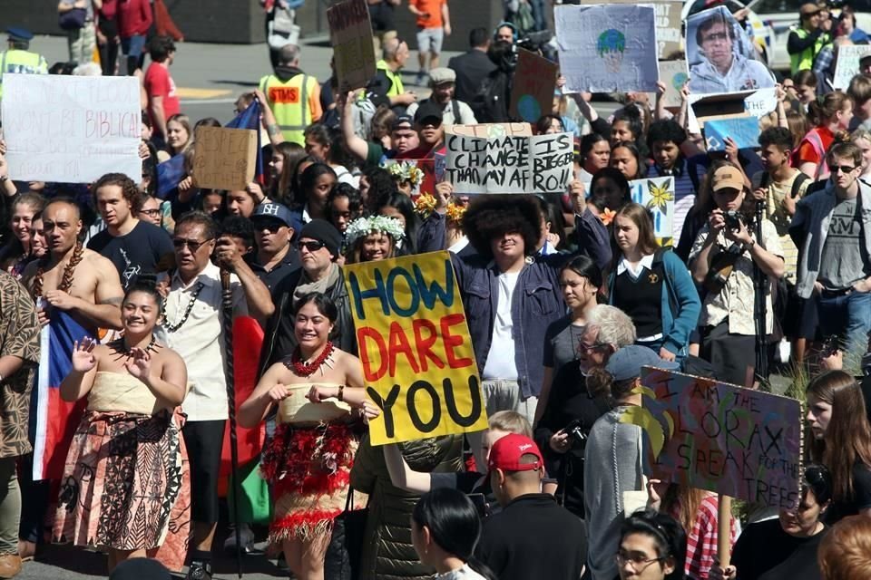 Miles de personas marcharon en Nueva Zelanda durante la segunda oleada de protestas globales para exigir acciones contra cambio climático.