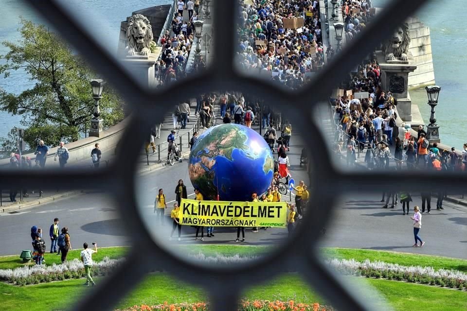 Miles de manifestantes marchan durante la protesta  en Budapest, Hungría.