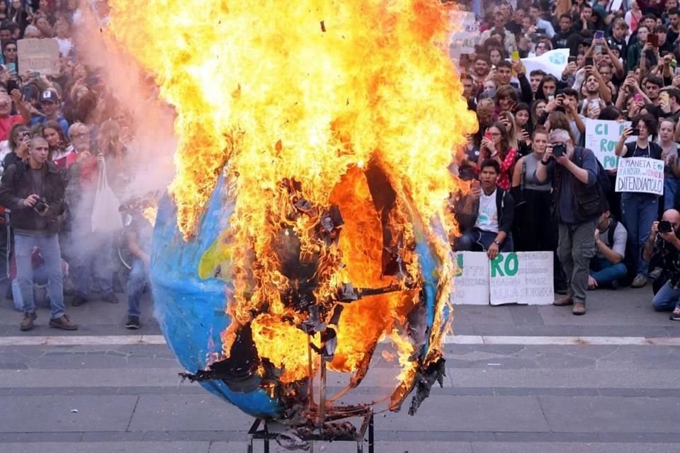 Protesta de estudiantes en Milán, Italia.