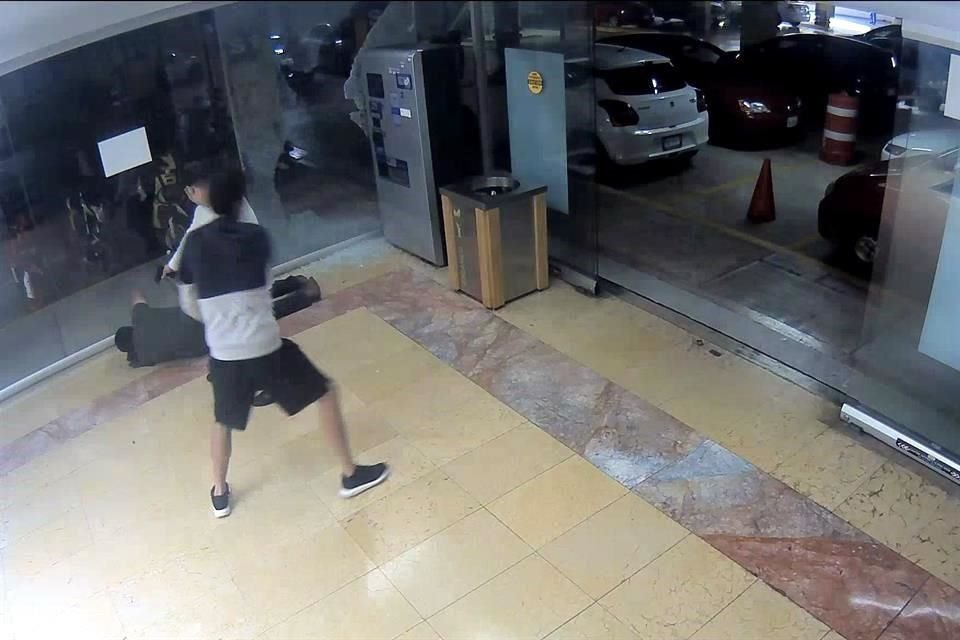 Un hombre fue ejecutado a balazos en el interior de la Plaza Bugambilias, en Cuernavaca, Morelos.