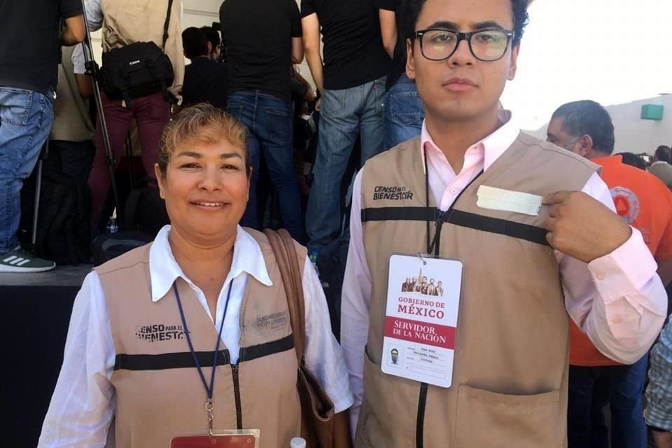 Los 'Servidores' pegaron cinta o rayaron el nombre de López Obrador ante orden del INE.