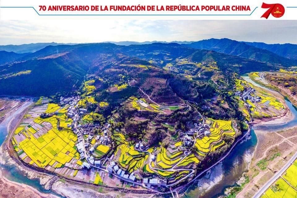 Un campo de 268,000 mu de colza (1 mu equivale a 666 metros cuadrados) en el distrito Tongjiang, provincia china de Sichuan, aumenta los ingresos de los campesinos y embellece el campo.