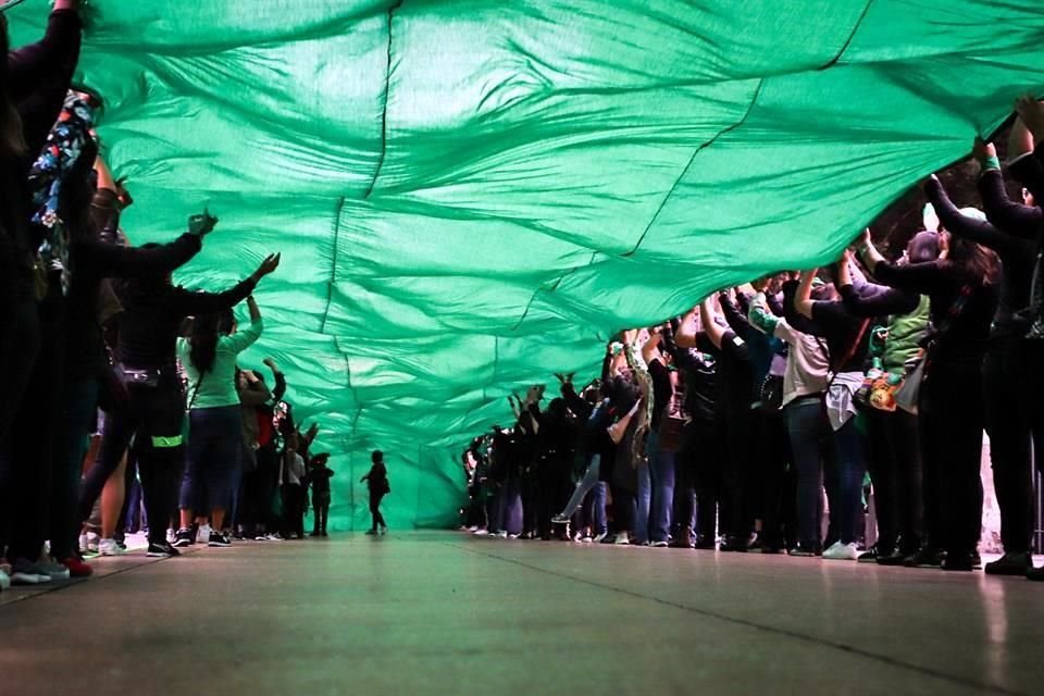 Grupos de mujeres feministas convocaron a concentración en el corredor turístico Francisco I. Madero en el Centro Histórico.