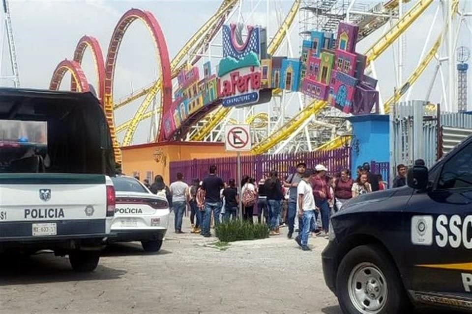 Servicios de emergencia atienden accidente en montaña rusa de Feria de Chapultepec; reportan varios lesionados.