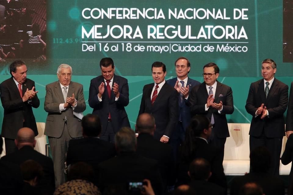 Arturo Núñez, Édgar Romo, Enrique Peña, Juan Pablo Castaño e Ildefonso Guajardo durante la promulgación de la ley general de mejora regulatoria.