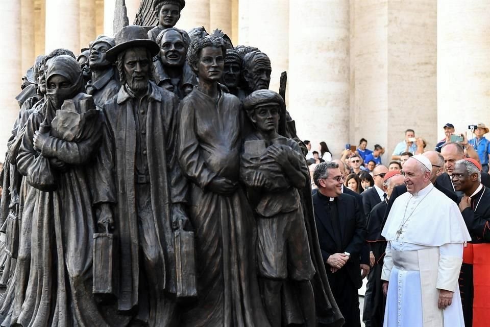 El Papa Francisco develó una escultura de un bote abarrotado con migrantes, en la Plaza de San Pedro.