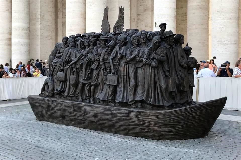 La escultura de bronce muestra a migrantes de diferentes culturas y tiempos.