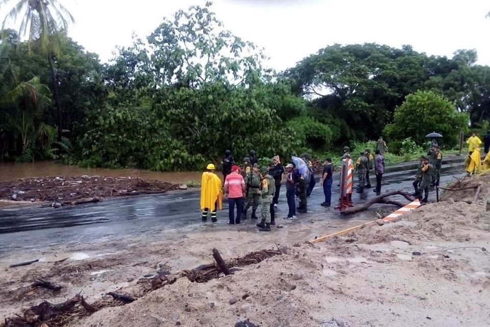 Soldados y personal de protección civil laboran en Guerrero.