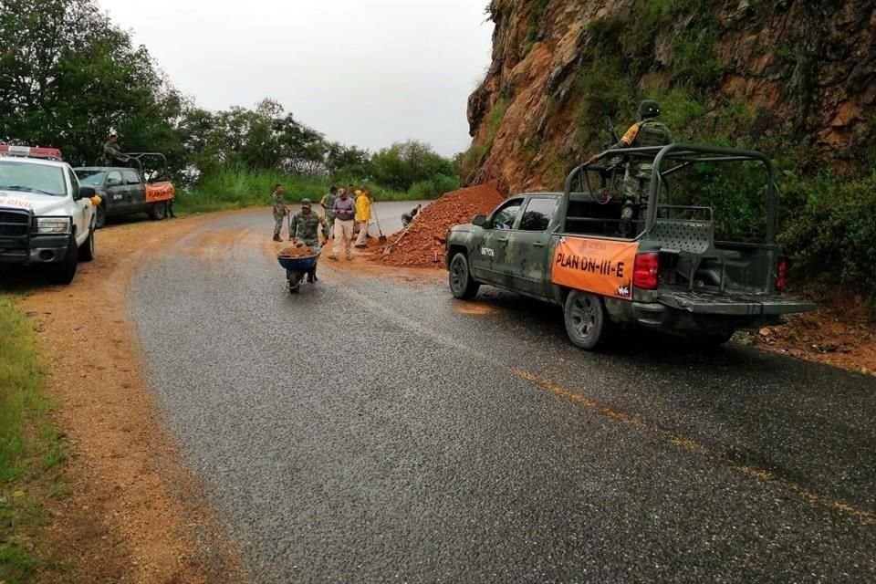 En un tramo de la Carretera Jilotlán-Tecalitlán, elementos del Ejército liberaron el paso tras un derrumbe.