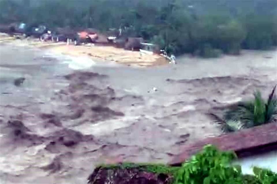 El Río Yelapa dejó incomunicada a la comunidad del mismo nombre de Cabo Corrientes.