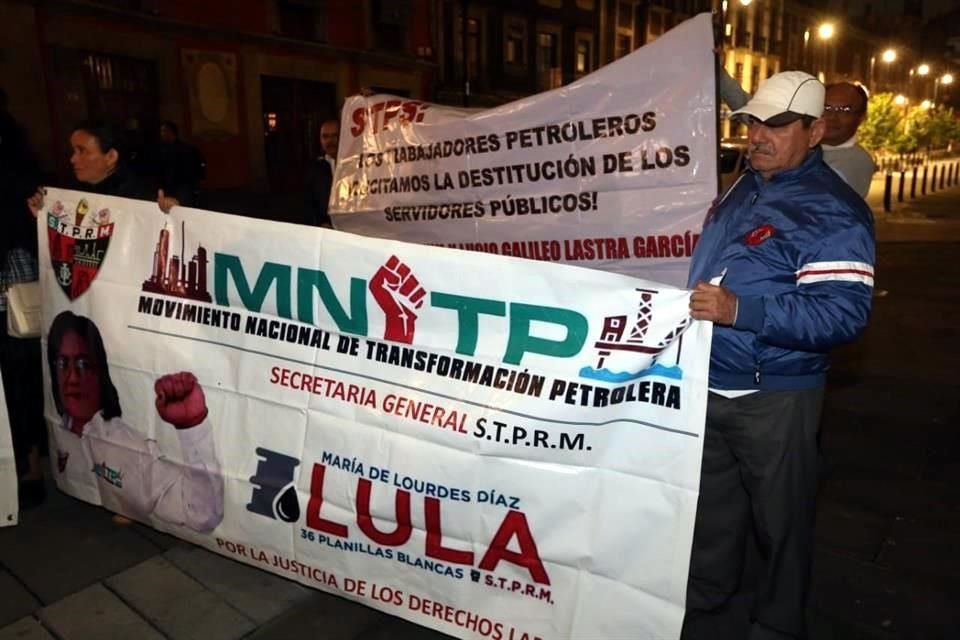 Integrantes del Movimiento de Transformación Petrolera protestaron junto a Palacio Nacional.