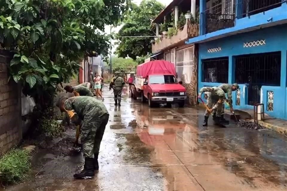  Las autoridades de Malinaltepec señalaron que hasta este lunes tenían un recuento de 23 caminos afectados, 18 de ellos con un cierre total.