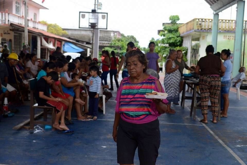 En el poblado El Embarcadero, Municipio de Coyuca de Benítez fue abierto un albergue para atender a familias afectadas tras el paso del ciclón 'Narda'.