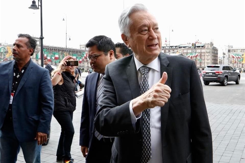 Por la mañana, Manuel Bartlett acudió a una reunión con el Presidente AMLO, empresarios y otros funcionarios en Palacio Nacional.