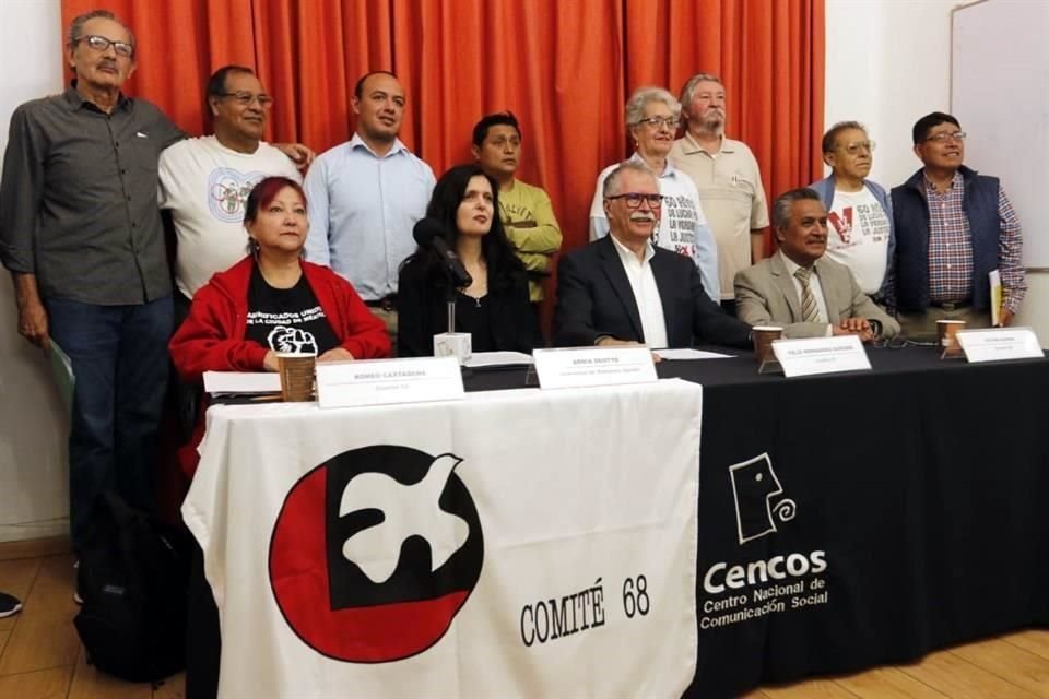 Integrantes del Comité 68 en conferencia de prensa.