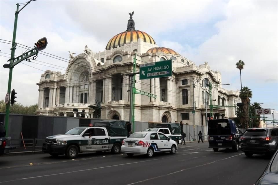 Edificios históricos como el Palacio de Bellas Artes amaneció resguardado por vallas.